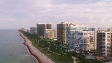 Miami, Florida 2019 dolaylarında. Miami plajının gündüz hava görüntüsü. Helikopterden Cineflex gimbal ve RED 8K kamerayla çekildi..