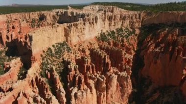 Bryce Canyon, Utah 2019 dolaylarında. Bryce Kanyonu 'nun havadan görünüşü. Helikopterden Cineflex gimbal ve RED 8K kamerayla çekildi..