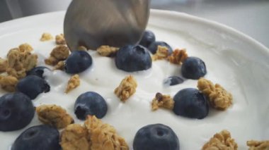 Mısır gevreği ve yabanmersinli vanilyalı yoğurt.