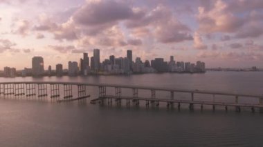 Miami, Florida 2019 dolaylarında. Gün batımında Miami 'nin hava manzarası. Helikopterden Cineflex gimbal ve RED 8K kamerayla çekildi..