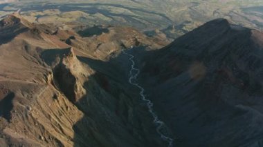 Saint Helens Dağı, Washington 2019 dolaylarında. Saint Helens Dağı 'nın havadan görünüşü. Helikopterden Cineflex gimbal ve RED 8K kamerayla çekildi..