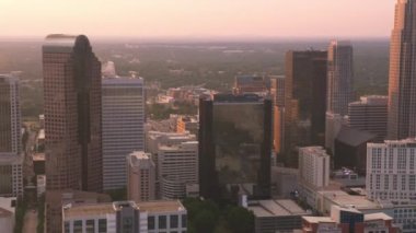 Charlotte, Kuzey Carolina 2019 dolaylarında. Gün batımında Charlotte 'un hava görüntüsü. Helikopterden Cineflex gimbal ve RED 8K kamerayla çekildi..