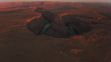 Horseshoe Bend, Arizona 2019 dolaylarında. Arizona 'daki Horseshoe Bend' in hava manzarası. Helikopterden Cineflex gimbal ve RED 8K kamerayla çekildi..