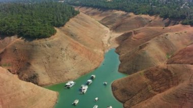 ABD 'nin Oroville Gölü' nde tekneler sıralandı.