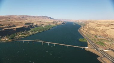 Oregon circa-2021: Columbia Nehri Boğazı 'ndaki Sam Hill Memorial Köprüsü' nün havadan görünüşü. Helicopter 'dan Cineflex ve RED 8K.