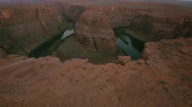 Horseshoe Bend, Arizona 2019 dolaylarında. Arizona 'daki Horseshoe Bend' in hava manzarası. Helikopterden Cineflex gimbal ve RED 8K kamerayla çekildi..