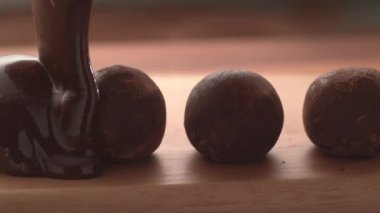 Çikolata trüf mantarının üzerine ağır çekimde dökülüyor. Phantom Flex 4K yüksek hızlı kamera görüntüsü.