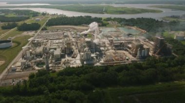 Houston, Teksas 2019 dolaylarında. Petrol rafinerilerinin sanayi bölgesinin havadan görünüşü. Helikopterden Cineflex gimbal ve RED 8K kamerayla çekildi..