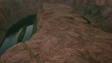 Horseshoe Bend, Arizona 2019 dolaylarında. Arizona 'daki Horseshoe Bend' in hava manzarası. Helikopterden Cineflex gimbal ve RED 8K kamerayla çekildi..