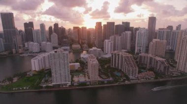Miami, Florida 2019 dolaylarında. Gün batımında Miami 'nin hava manzarası. Helikopterden Cineflex gimbal ve RED 8K kamerayla çekildi..