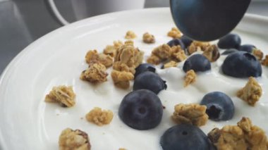 Mısır gevreği ve yabanmersinli vanilyalı yoğurt.