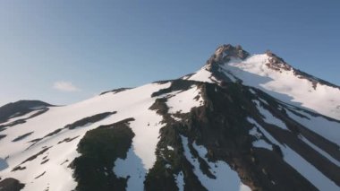 Güney Oregon 'daki Kayalıkların üzerinden uçuyor..