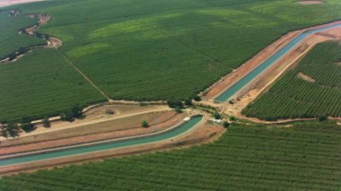 Kaliforniya - 2021 dolaylarında: sulama kanallı alanların havadan görünüşü. Helicopter 'dan Cineflex ve RED 8K.