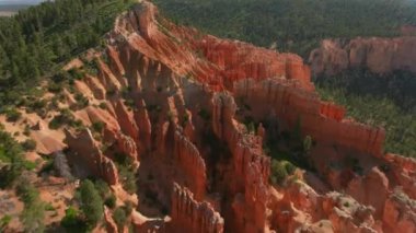 Bryce Canyon, Utah 2019 dolaylarında. Bryce Kanyonu 'nun havadan görünüşü. Helikopterden Cineflex gimbal ve RED 8K kamerayla çekildi..