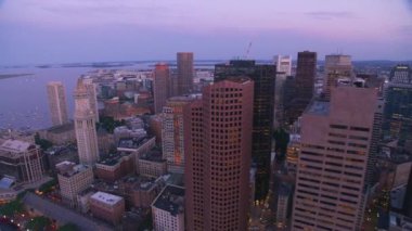 Boston, Massachusetts 2019 dolaylarında. Gün batımında Boston 'un hava manzarası. Helikopterden Cineflex gimbal ve RED 8K kamerayla çekildi..