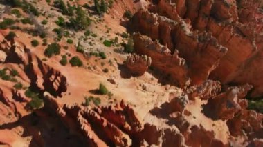 Bryce Canyon, Utah 2019 dolaylarında. Bryce Kanyonu 'nun havadan görünüşü. Helikopterden Cineflex gimbal ve RED 8K kamerayla çekildi..