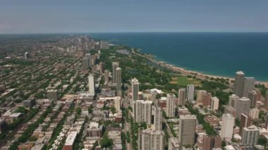 Chicago, Illinois 2019 dolaylarında. Sabah Chicago 'nun hava görüntüsü. Helikopterden Cineflex gimbal ve RED 8K kamerayla çekildi..