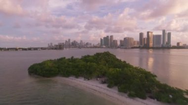 Miami, Florida 2019 dolaylarında. Gün batımında Miami 'nin hava manzarası. Helikopterden Cineflex gimbal ve RED 8K kamerayla çekildi..