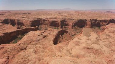 Canyonlands Ulusal Parkı, Utah 2019 dolaylarında. Kanyonlar 'ın havadan görünüşü. Helikopterden Cineflex gimbal ve RED 8K kamerayla çekildi..