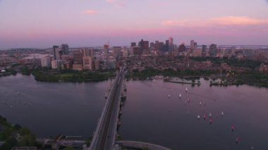 Boston, Massachusetts 2019 dolaylarında. Gün batımında Boston 'un hava manzarası. Helikopterden Cineflex gimbal ve RED 8K kamerayla çekildi..