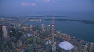 Toronto, Kanada 2019 dolaylarında. Alacakaranlıkta Toronto 'nun hava manzarası. Helikopterden Cineflex gimbal ve RED 8K kamerayla çekildi..