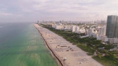 Miami, Florida 2019 dolaylarında. Miami plajının gündüz hava görüntüsü. Helikopterden Cineflex gimbal ve RED 8K kamerayla çekildi..
