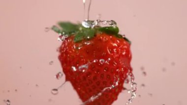 Çilek suyu süper yavaş çekimde dönüyor. Phantom Flex 4K kamera ile çekildi..