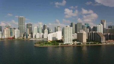 Miami, Florida 2019 dolaylarında. Miami, Florida 'nın gündüz hava görüntüsü. Helikopterden Cineflex gimbal ve RED 8K kamerayla çekildi..