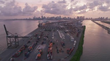 Miami, Florida 2019 dolaylarında. Gün batımında Miami 'nin hava manzarası. Helikopterden Cineflex gimbal ve RED 8K kamerayla çekildi..