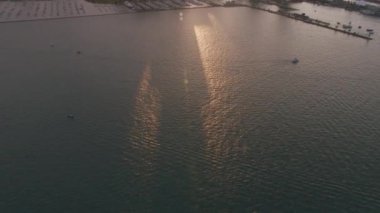 Chicago, Illinois 2019 dolaylarında. Gün batımında Chicago 'nun hava manzarası. Helikopterden Cineflex gimbal ve RED 8K kamerayla çekildi..