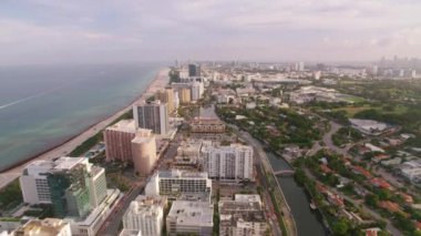 Miami, Florida 2019 dolaylarında. Miami plajının gündüz hava görüntüsü. Helikopterden Cineflex gimbal ve RED 8K kamerayla çekildi..