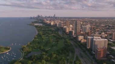Chicago, Illinois 2019 dolaylarında. Gün batımında Chicago 'nun hava manzarası. Helikopterden Cineflex gimbal ve RED 8K kamerayla çekildi..