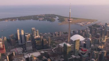 Toronto, Kanada 2019 dolaylarında. Gün batımında Toronto 'nun hava manzarası. Helikopterden Cineflex gimbal ve RED 8K kamerayla çekildi..