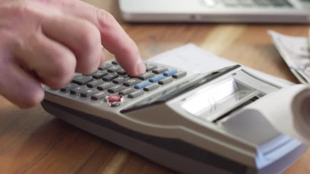 Κοντινό Πλάνο Του Ανθρώπου Χρησιμοποιώντας Αριθμομηχανή Για Κάνει Φόρους Εισοδήματος — Αρχείο Βίντεο