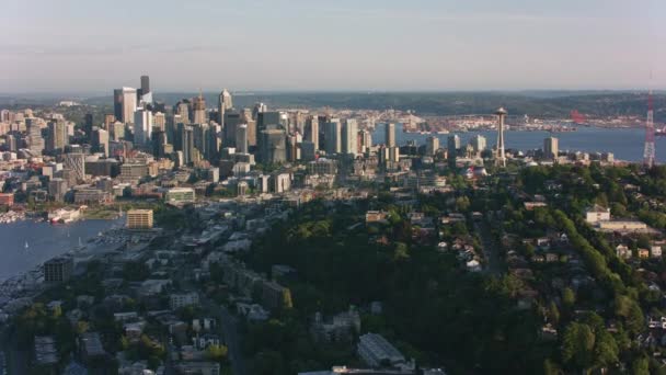 ワシントン州シアトル 2019年頃 シアトルのダウンタウンの空中ビュー シネフレックスジンバルとRed 8Kカメラでヘリコプターから撮影 — ストック動画