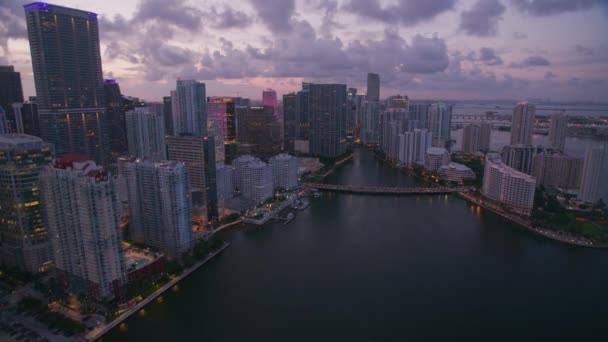 フロリダ州マイアミ2019年頃 日没時のマイアミの空の景色 シネフレックスジンバルとRed 8Kカメラでヘリコプターから撮影 — ストック動画