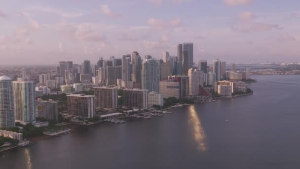 フロリダ州マイアミ2019年頃 日没時のマイアミの空の景色 シネフレックスジンバルとRed 8Kカメラでヘリコプターから撮影 — ストック動画