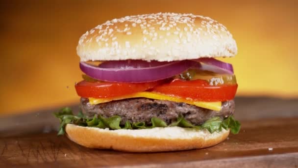 Aufnahmen Traditioneller Amerikanischer Burger Mit Fleisch — Stockvideo