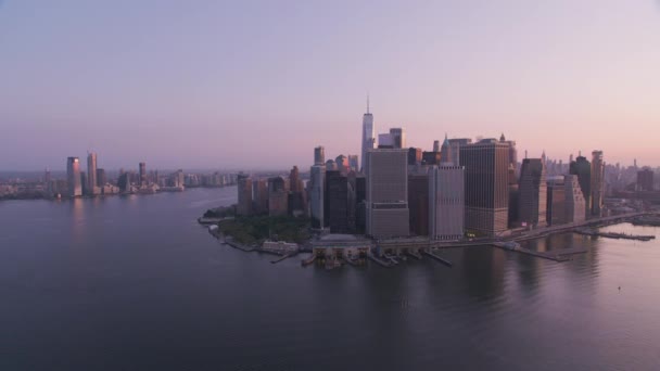 2019年から2019年にかけてニューヨーク市 日の出にマンハッタンの空中ビュー シネフレックスジンバルとRed 8Kカメラでヘリコプターから撮影 — ストック動画