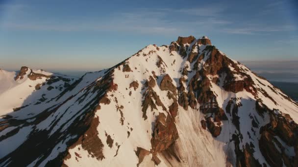 カスケード山脈 オレゴン州 2019年頃 姉妹山の空中ビュー シネフレックスジンバルとRed 8Kカメラでヘリコプターから撮影 — ストック動画