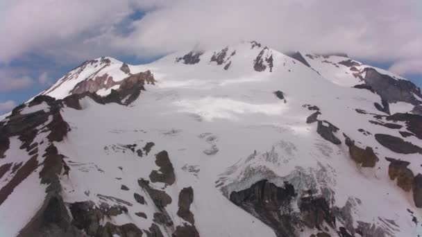 2019年頃のワシントン州氷河のピーク 氷河のピークの空中ビュー シネフレックスジンバルとRed 8Kカメラでヘリコプターから撮影 — ストック動画
