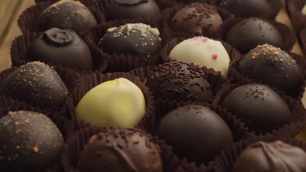 Nahaufnahme Von Leckeren Schokoladenbonbons — Stockvideo