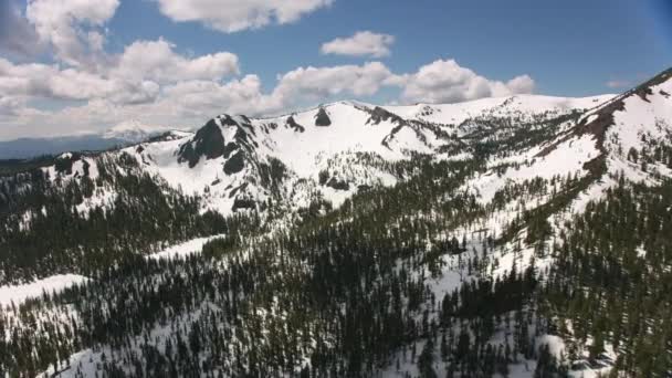 Cascade Mountains California 2019 Aerial View Lassen Peak Снято Вертолета — стоковое видео