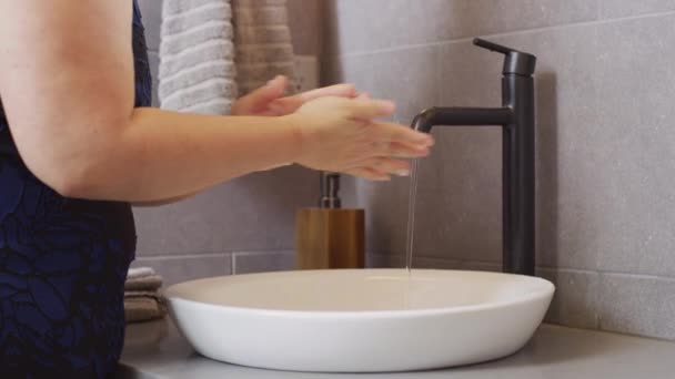 女人在家用肥皂和水洗手 — 图库视频影像