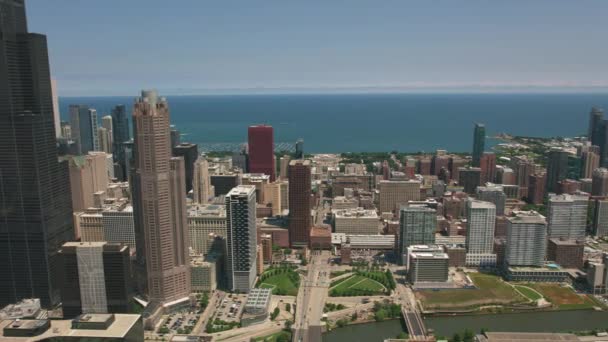 芝加哥伊利诺伊州2019年左右早上从空中俯瞰芝加哥 直升机用Cineflex Gimbal和Red 8K相机拍摄 — 图库视频影像