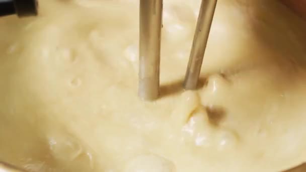 Mengen Van Ingrediënten Voor Chocolade Fudge Snoepfabriek — Stockvideo