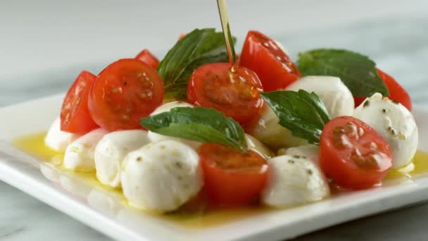 Aceite Oliva Rociando Sobre Ensalada Caprese Grabado Con Cámara Phantom — Vídeos de Stock