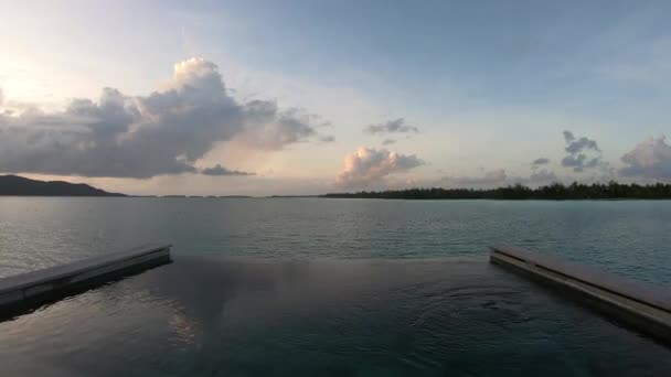 法属波利尼西亚Bora Bora海滩游泳池俯瞰时间 — 图库视频影像