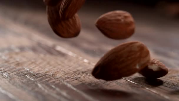 Almendras Que Caen Sobre Superficie Madera Cámara Lenta Grabado Con — Vídeos de Stock