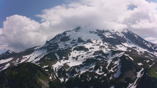 2019年頃のワシントン州氷河のピーク 氷河のピークの空中ビュー シネフレックスジンバルとRed 8Kカメラでヘリコプターから撮影 — ストック動画